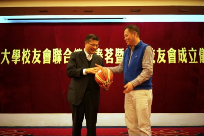 廣州校友會向總會贈送明星簽名籃球