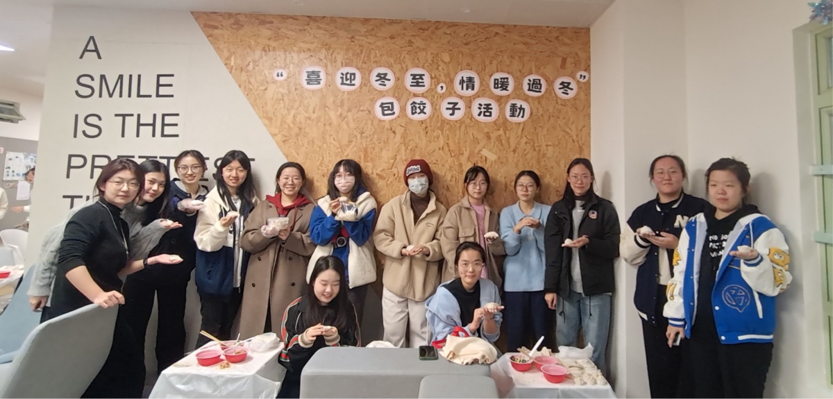 Dormitory Residents Celebrate the Winter Solstice by Making Dumplings