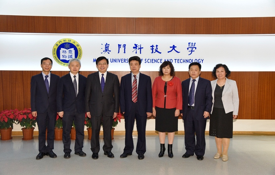 刘良校长(左三)等与山东协和学院盛振文董事长兼院长(中)一行合影