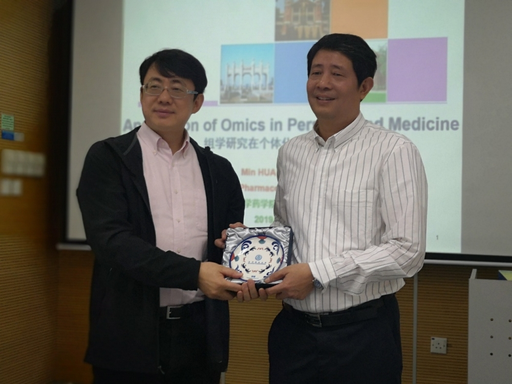 了同学提出的问题,伍建林副教授代表药学院向黄民教授赠送了纪念品