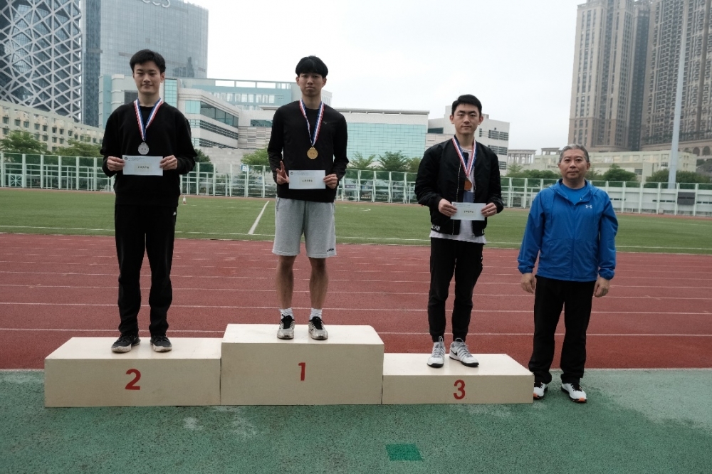 2.鄺應華副校長為男子100米接力獲獎同學頒獎