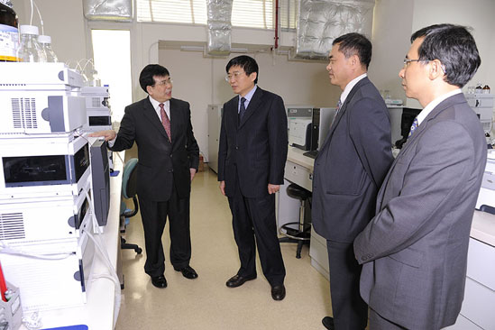 Deputy Director of State Administration of Traditional Chinese Medicine Mr. Yu Wen Ming visit the State Key Laboratory of Quality Research in Chinese Medicines