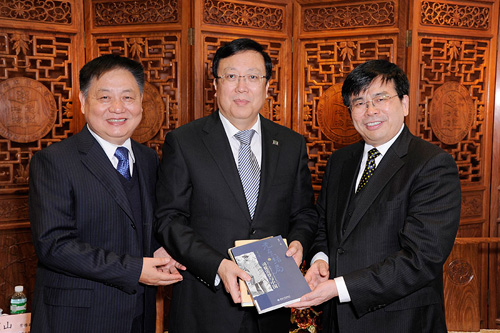 郝平副部长（中）赠予科大三套个人出版书籍