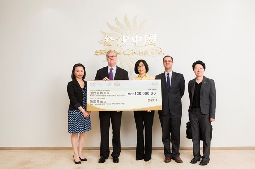 Mr. Edward Tracy, President and CEO, Sands China Ltd. (Second from the left) delivered the MOP 120,000 donation to Prof. Chen Xi, Vice-president of Macau University of Science and Technology (Centre)