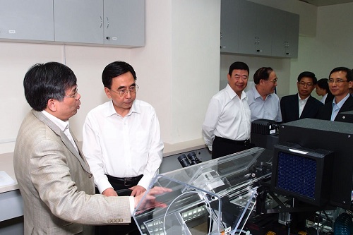 劉良副校長向朱小丹省長介紹國家重點實驗室專業儀器