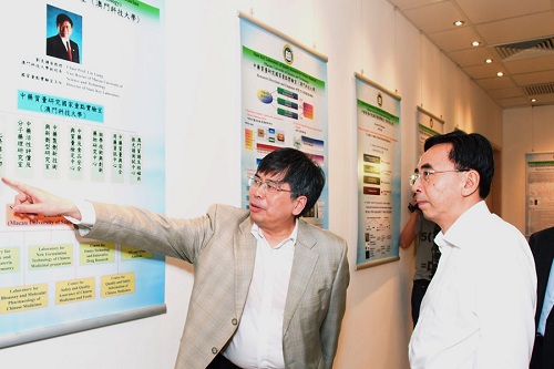 劉良副校長（左）向朱小丹省長（右）汇报中藥質量研究國家重點實驗室建设进展