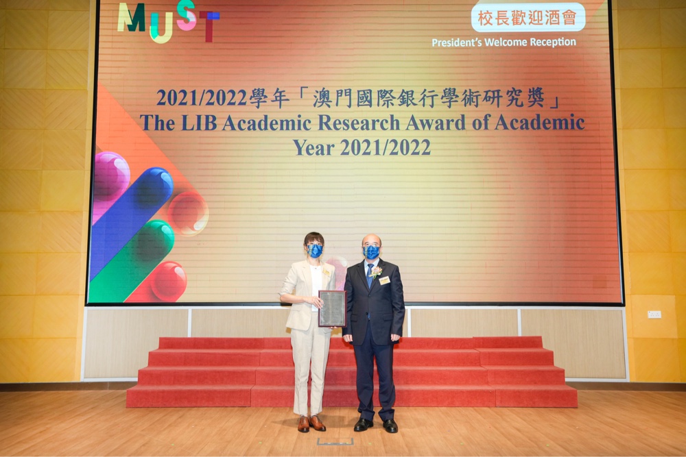 吴斯亮副总经理右向出色教研人员颁发2021 2022学年澳门国际银行学术研究奖