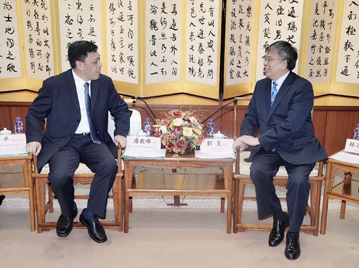 劉良校長（左）與潘教峰院長親切交流.jpg