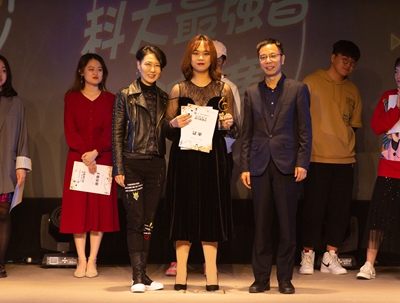 從左至右蔣瀟玲羅雅瑜冠軍及最具人氣獎得主馮鈞國