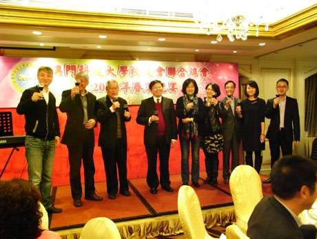 校領導和校友會總會主席及理監事共同為晚宴祝酒