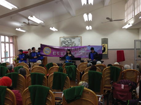 澳科大藝術團同學為老人表演節目