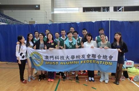 澳門科技大學校友會聯合總會隊員和啦啦隊合影，團結一致，樂也融融，第一排左三為澳科大蔣瀟玲藝術總監