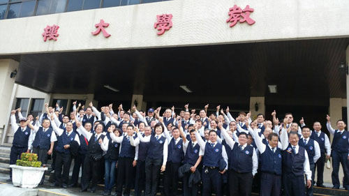 王冠懿博士（中）與計程車司機團隊定期進行培訓
