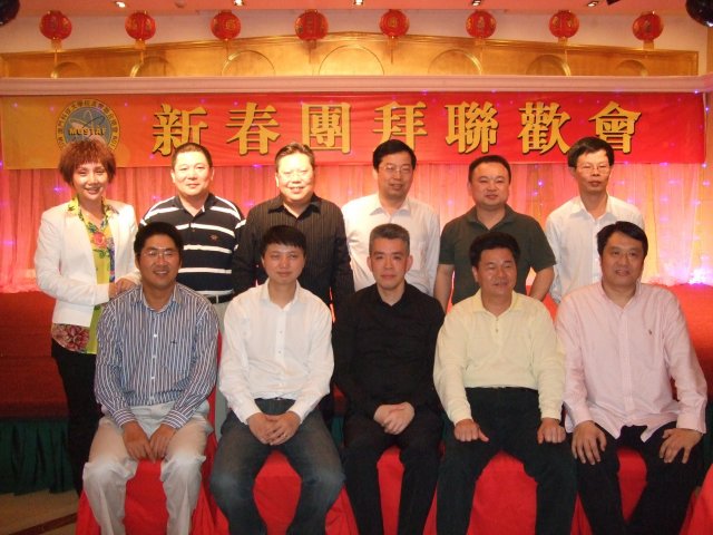 03级DBA校友与校领导合影