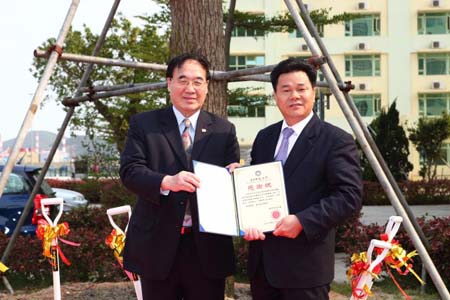 許校長頒發感謝狀給校友代表