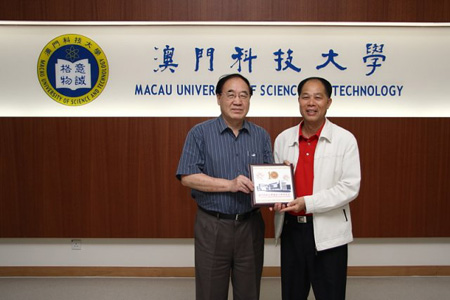 许校长向宋寿金校友赠送大学纪念品