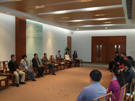 校友代表在校友会联合总会负责人陪同下与校领导座谈
