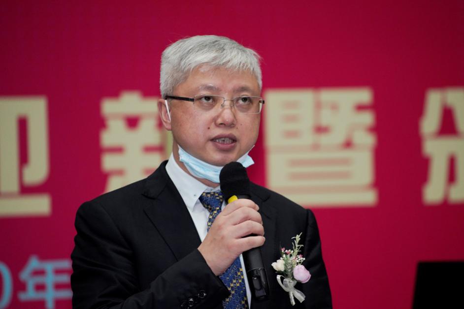 梁勇处长向2020年草晶华杯中医药论文竞赛一等奖获奖同学代表颁发证书