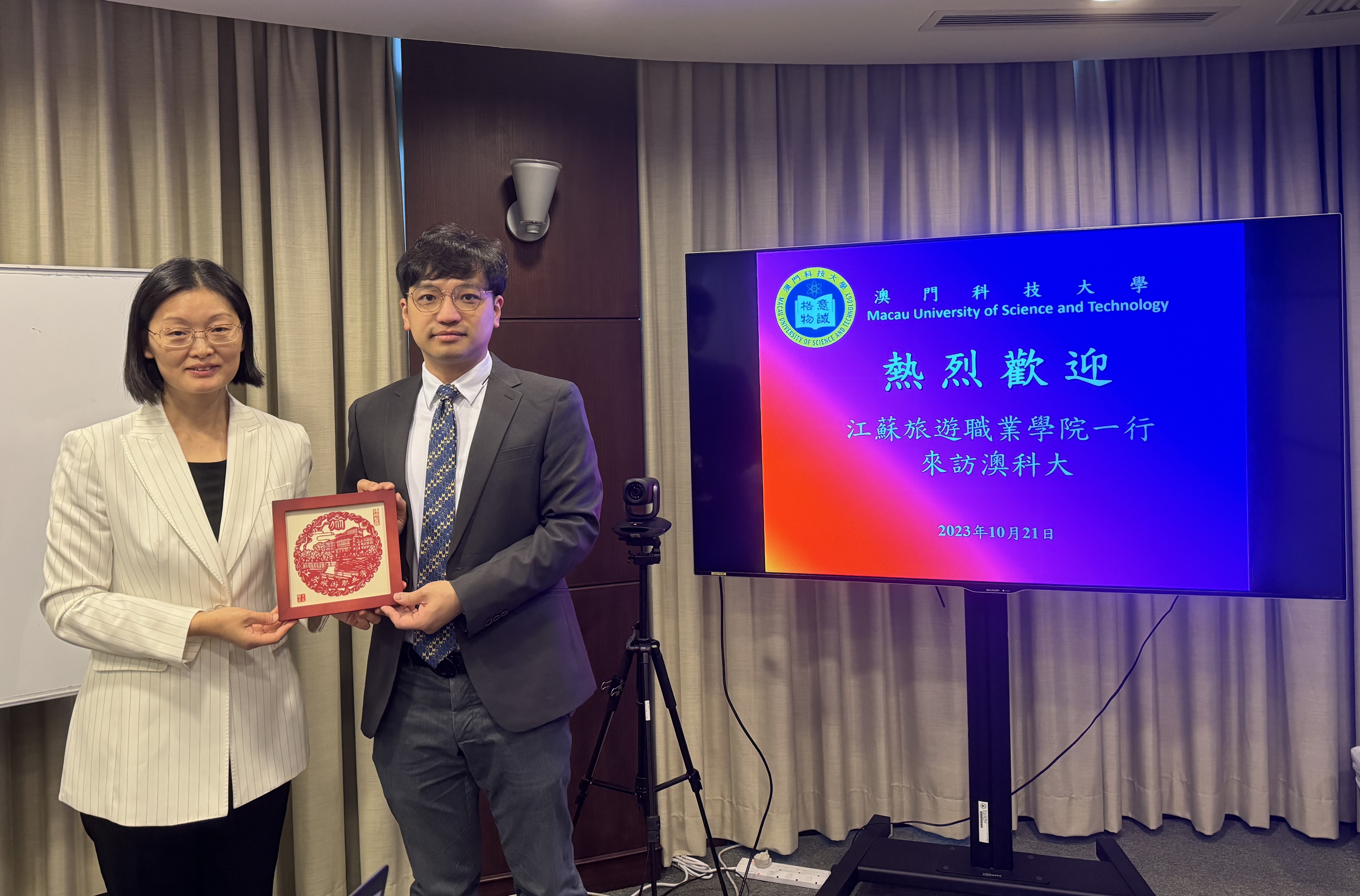 周麗副院長致送紀念品