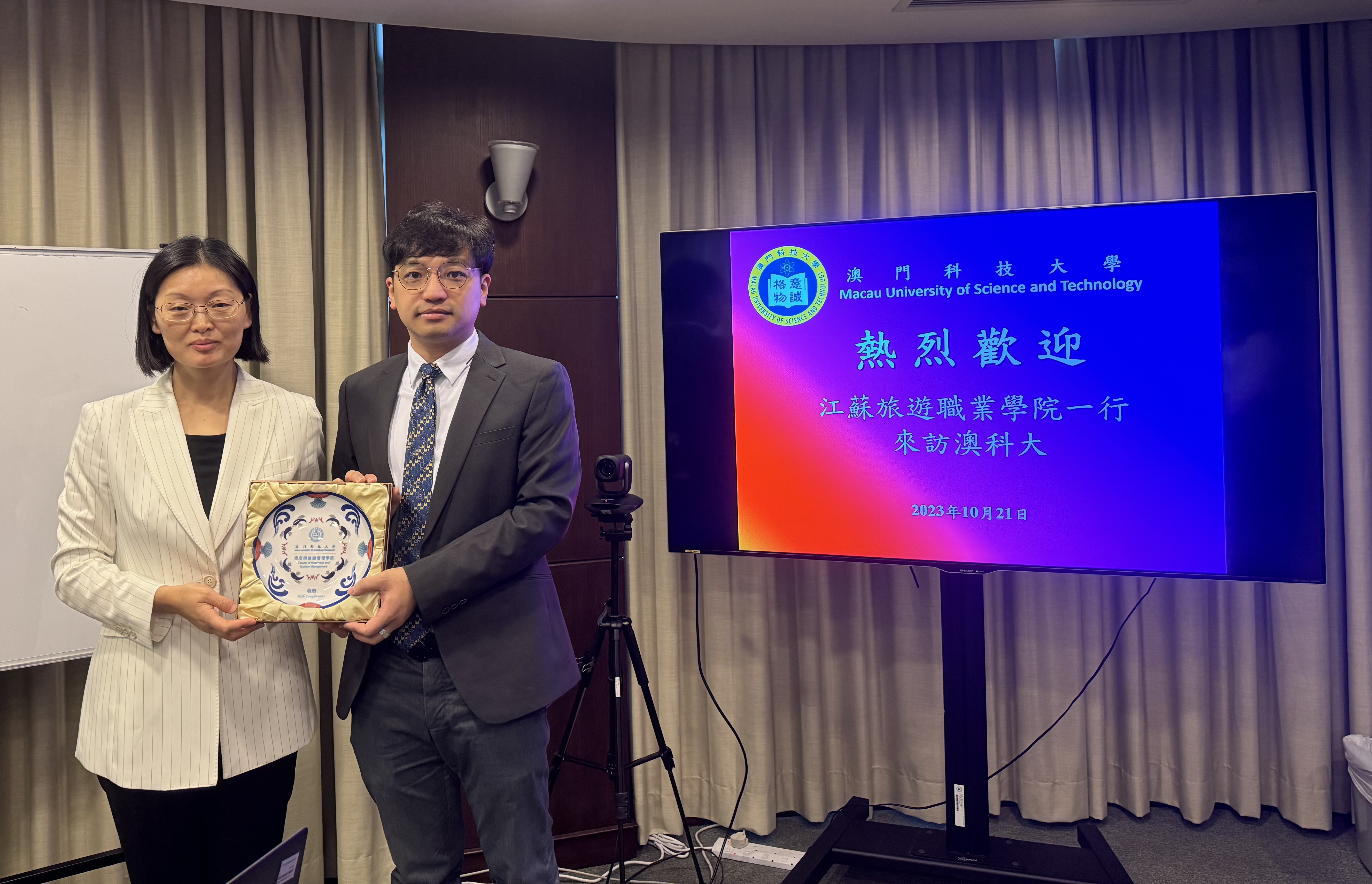 黃穎祚助理院長致送紀念品