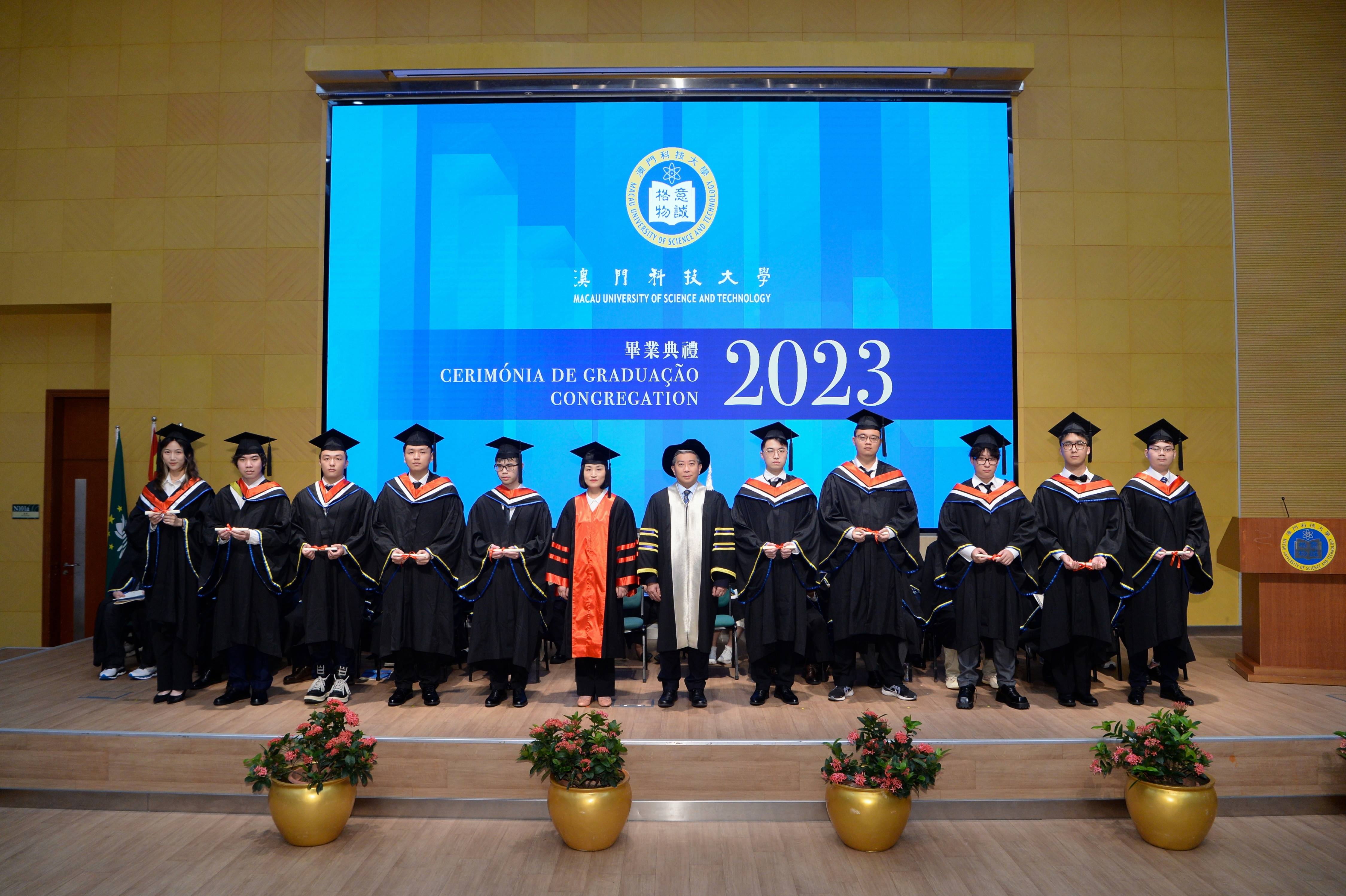 article 20230608fl01鄺應華副校長在方泉院長陪同下主持學士學位證書授予儀式