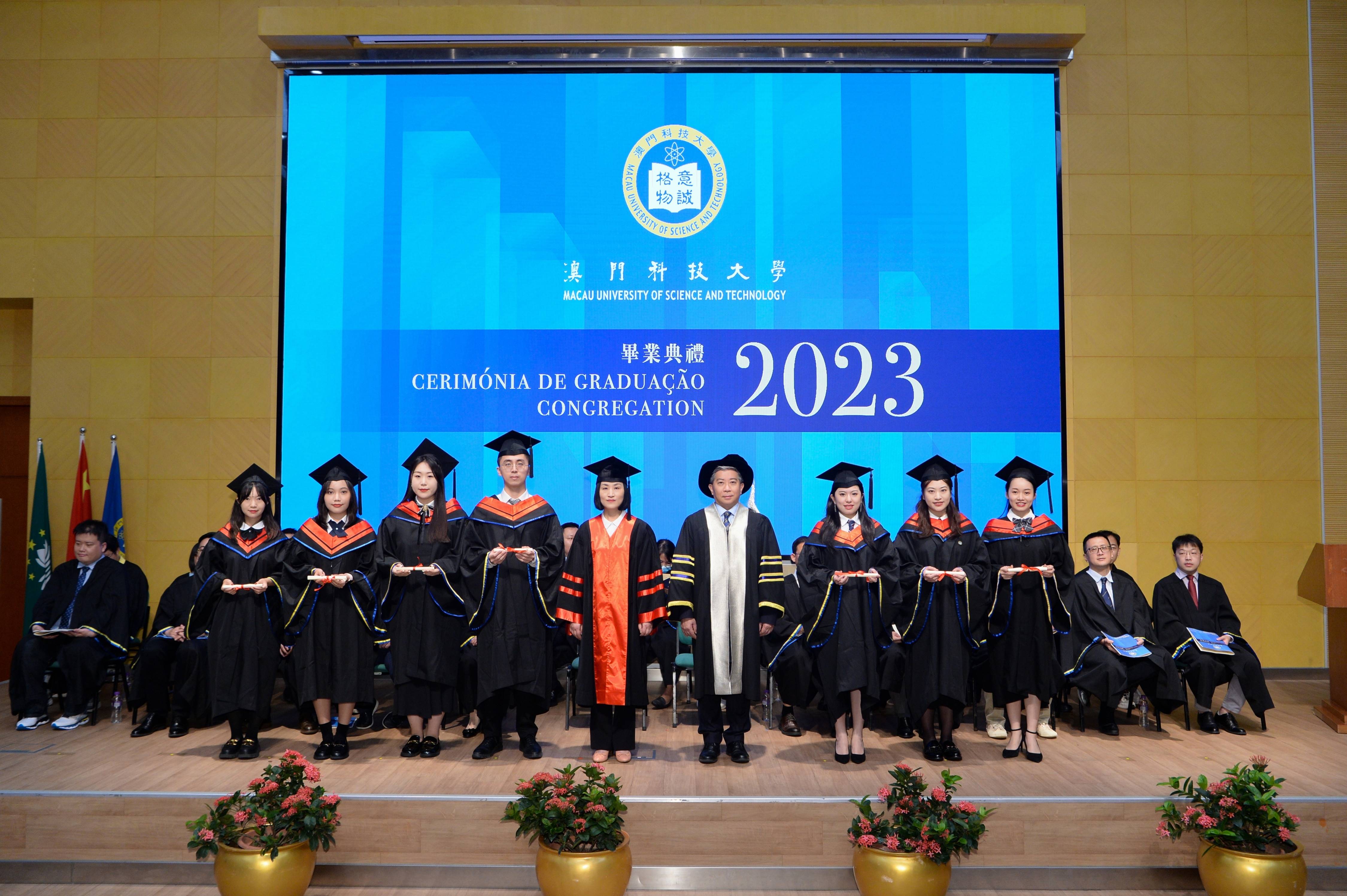 article 20230608fl01鄺應華副校長在方泉院長陪同下主持碩士學位證書授予儀式