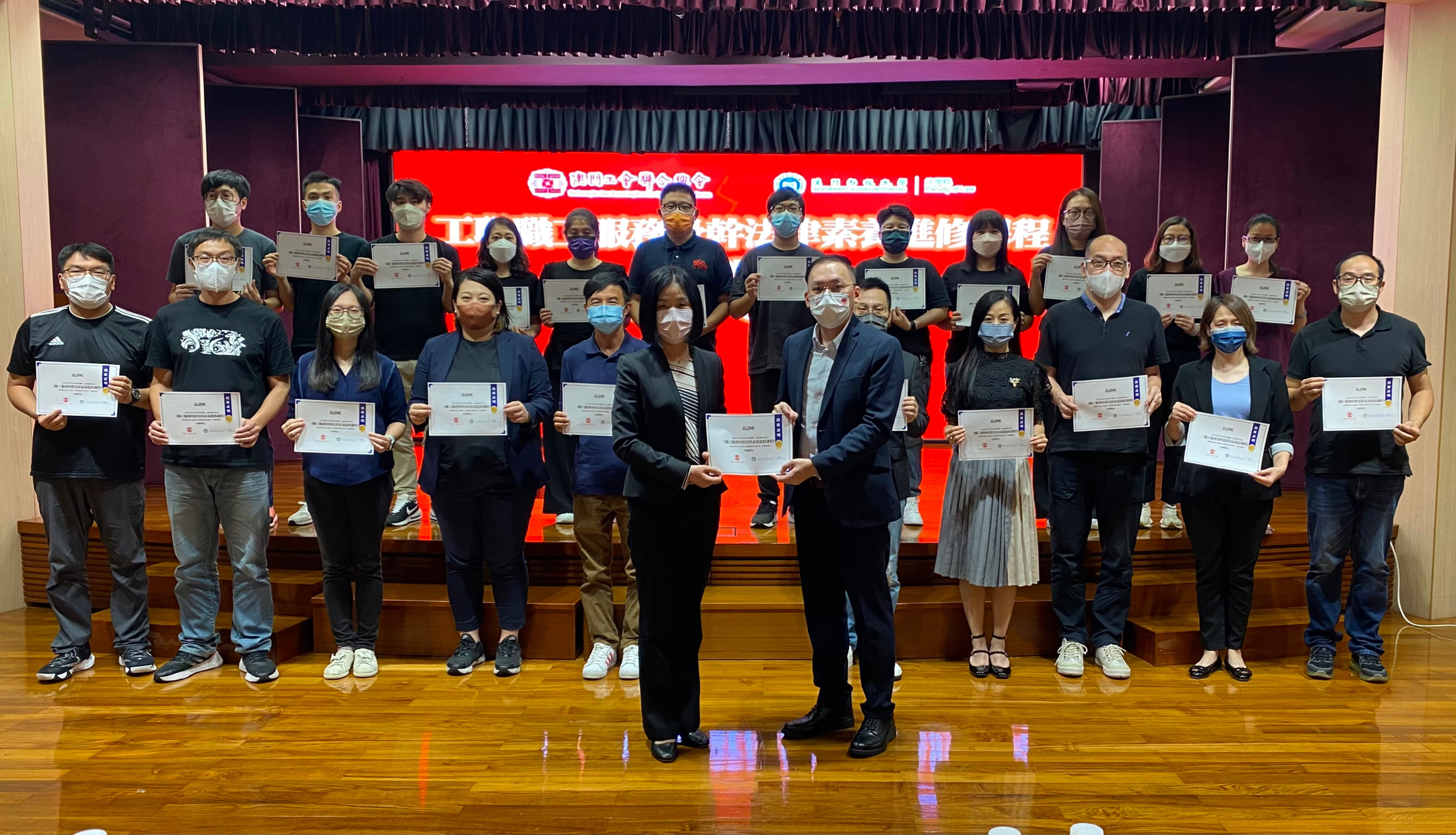 article20221010fl01方泉院長向學員頒發結業證書