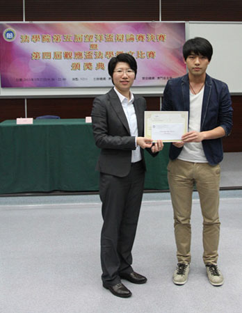 學生事務處黃嘉穎處長頒本科生論文三等獎