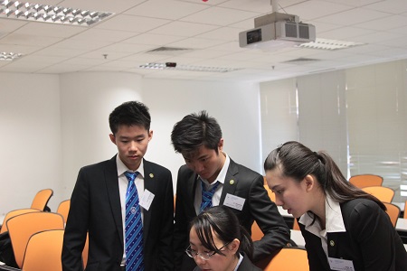 澳科大代表隊在香港理工大學限時準備比賽材料