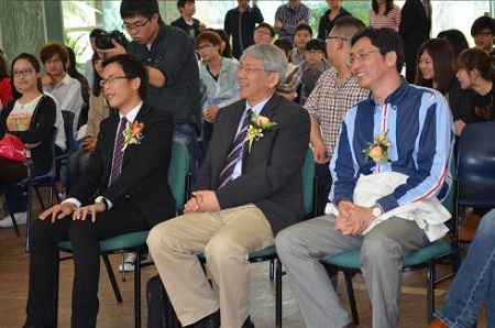 張曙光副校長(中)與師生觀賞開幕禮節目