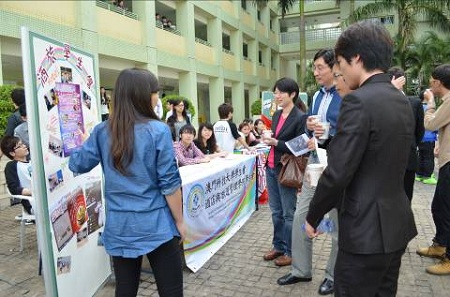 嘉賓參觀科技文化藝術節展示攤位
