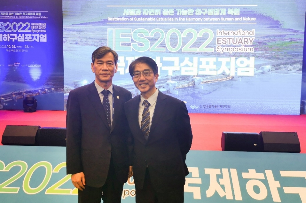 澳科大李行偉校長右與釜山市副市長Byung Jin Lee左合影