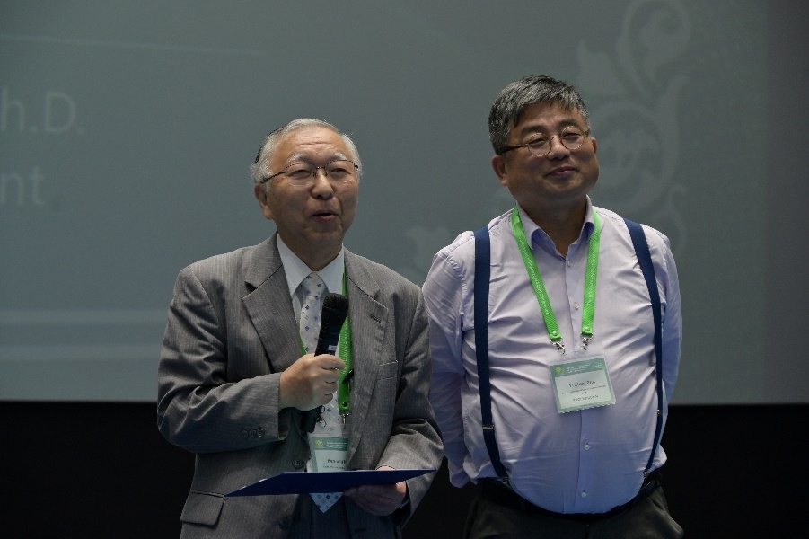 Ken ichi Inui教授左與朱依諄院士右