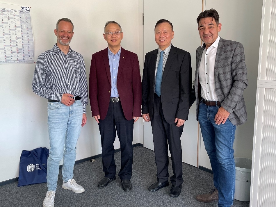 合影左起德國沙爾大學國際事務辦公室代表李建慶助理院長伍乃騏主任Georg Frey教授
