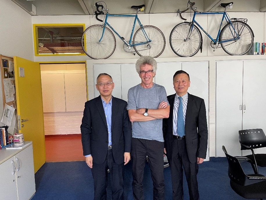 合影左起李建慶助理院長Joerg Raisch教授伍乃騏主任