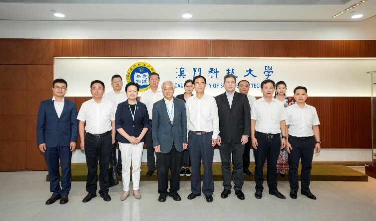 張社教主任前排右四一行與譚廣亨副校長前排左四等合影