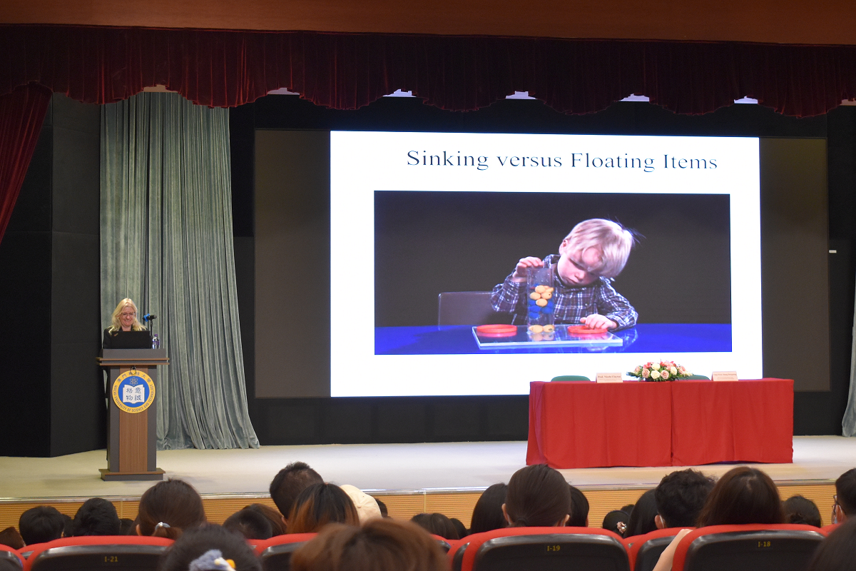 克萊頓教授作學術演講