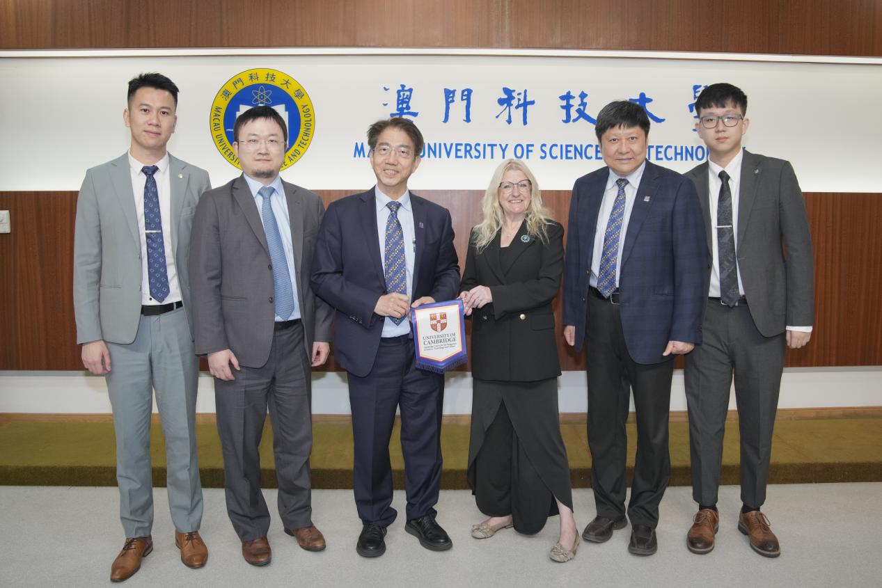 克萊頓教授右三一行與李行偉校長左三等合影