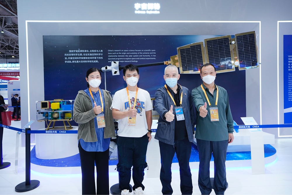唐嘉樂副校長右二到場參觀並與月球與行星科學國家重點實驗室工作人員合影