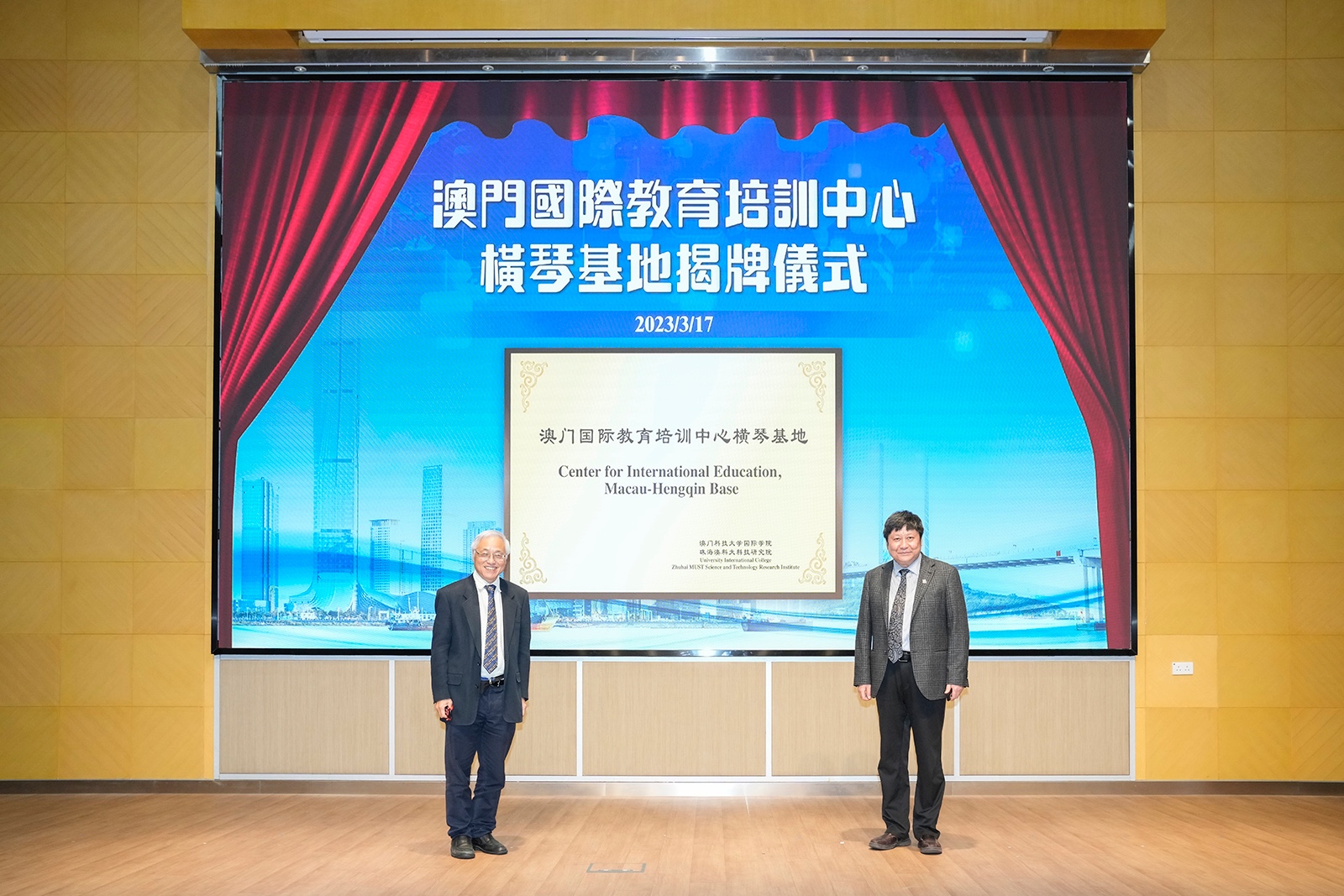 譚廣亨副校長左與張洪明院長右共同為