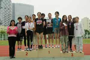 10.梁文慧協理副校長為女子4x100獲獎同學頒獎