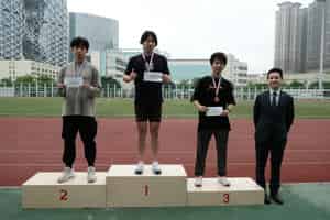 01.鄧偉立行長為男子1500米獲獎同學頒獎