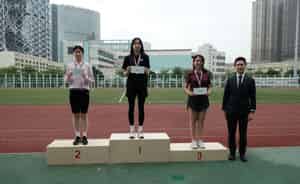 02.鄧偉立行長為女子800米獲獎同學頒獎