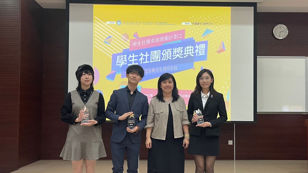 3.譚潔玲職務主管左三最受歡迎學生社團冠亞季軍頒獎