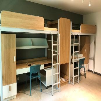 简约的宿舍房间布置,让住宿生在舒适的环境下体验住宿生活.