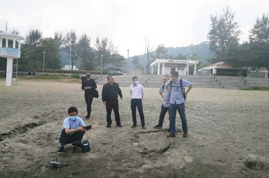 聯合項目課題組在黑沙海灘現場考察