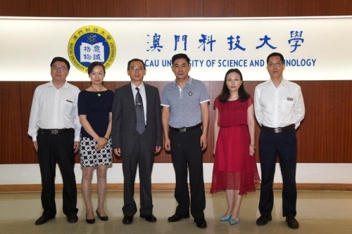 丁元林副校长(右三)一行与姜志宏副校长(左三)等合影广东医科大学副