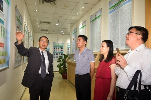 姜志宏副校长(左一)陪同丁元林副校长(左二)一行参观中药质量研究国家