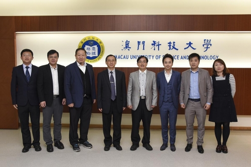科大姜志宏副校长,廖启承校董及科研管理处梁勇处长热情接待嘉宾一行