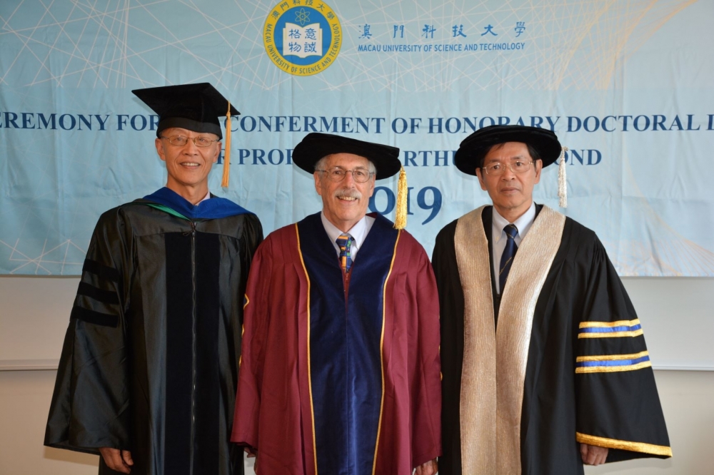 澳科大向诺贝尔经济学奖得主戴蒙德教授颁授荣誉博士学位